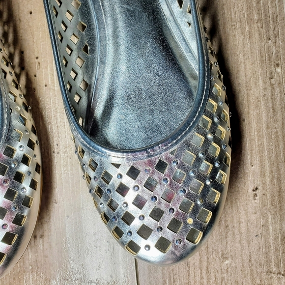 NWT Kenneth Cole Reaction Silver Metallic Sparkle Lattice Ballet Flats Women's - Picture 3 of 15